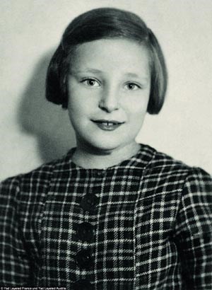 Alisa Tennenbaum passport photo, 1939